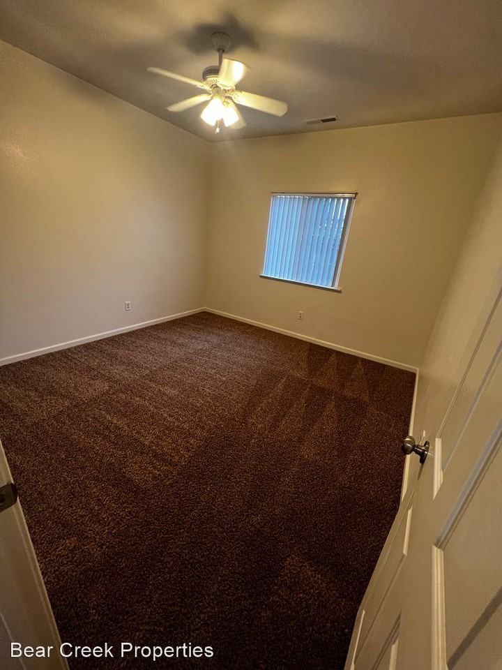 1705 Redwood Ave - Photo 3 of 10