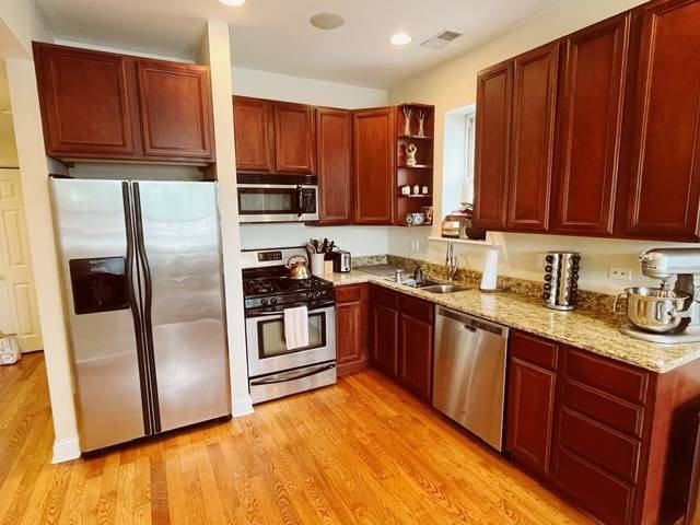 6150 N Ravenswood Ave #4 - Photo 3 of 7