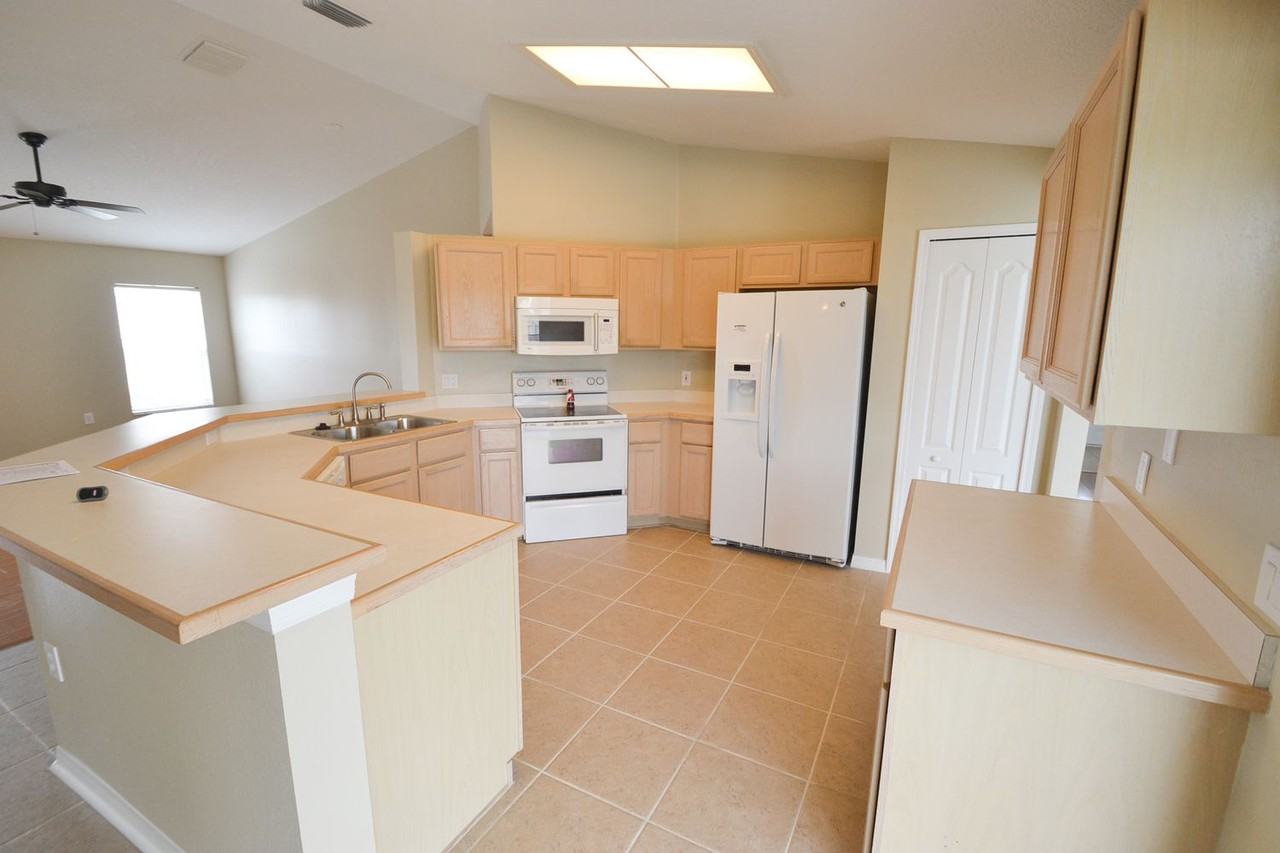 22620 Laureldale Dr - Photo 3 of 12