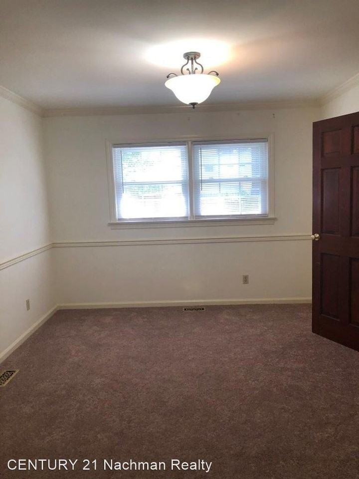 124 Burnham Pl - Photo 3 of 15