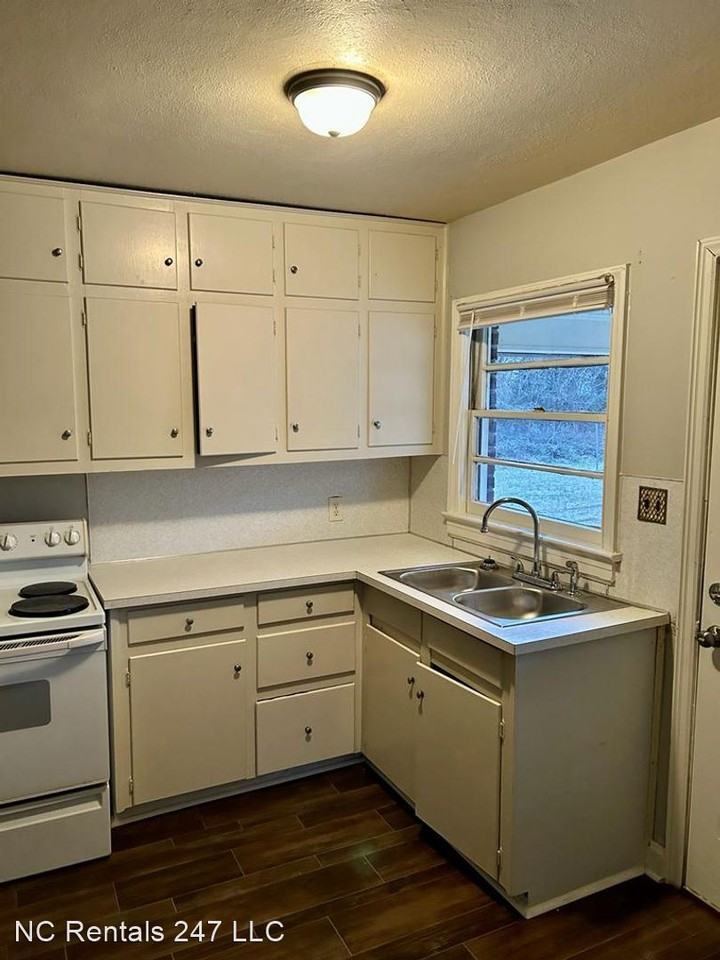 2926 Archdale Rd - Photo 3 of 11