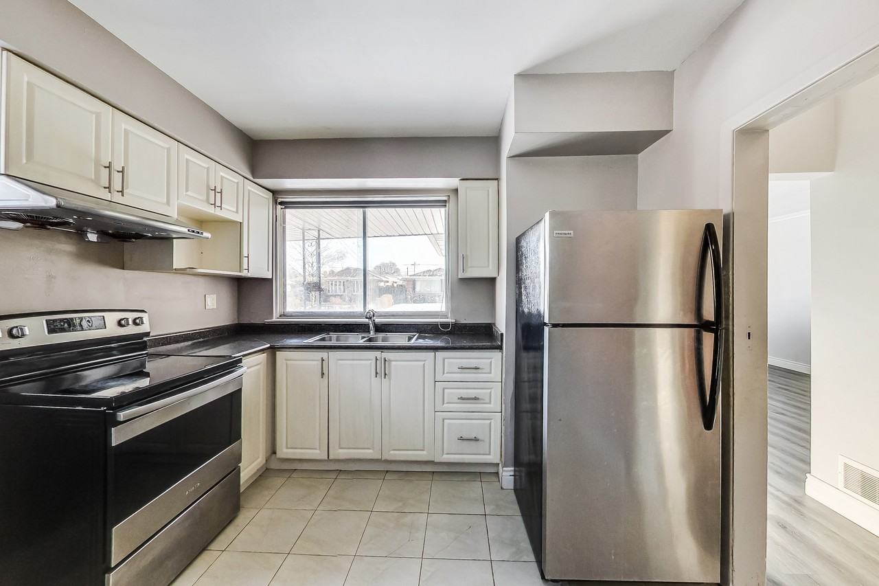 24 Cora Crescent - Photo 2 of 11