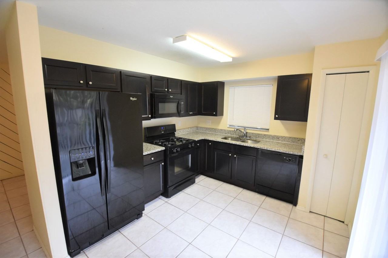 806 Buckie Dr - Photo 3 of 12
