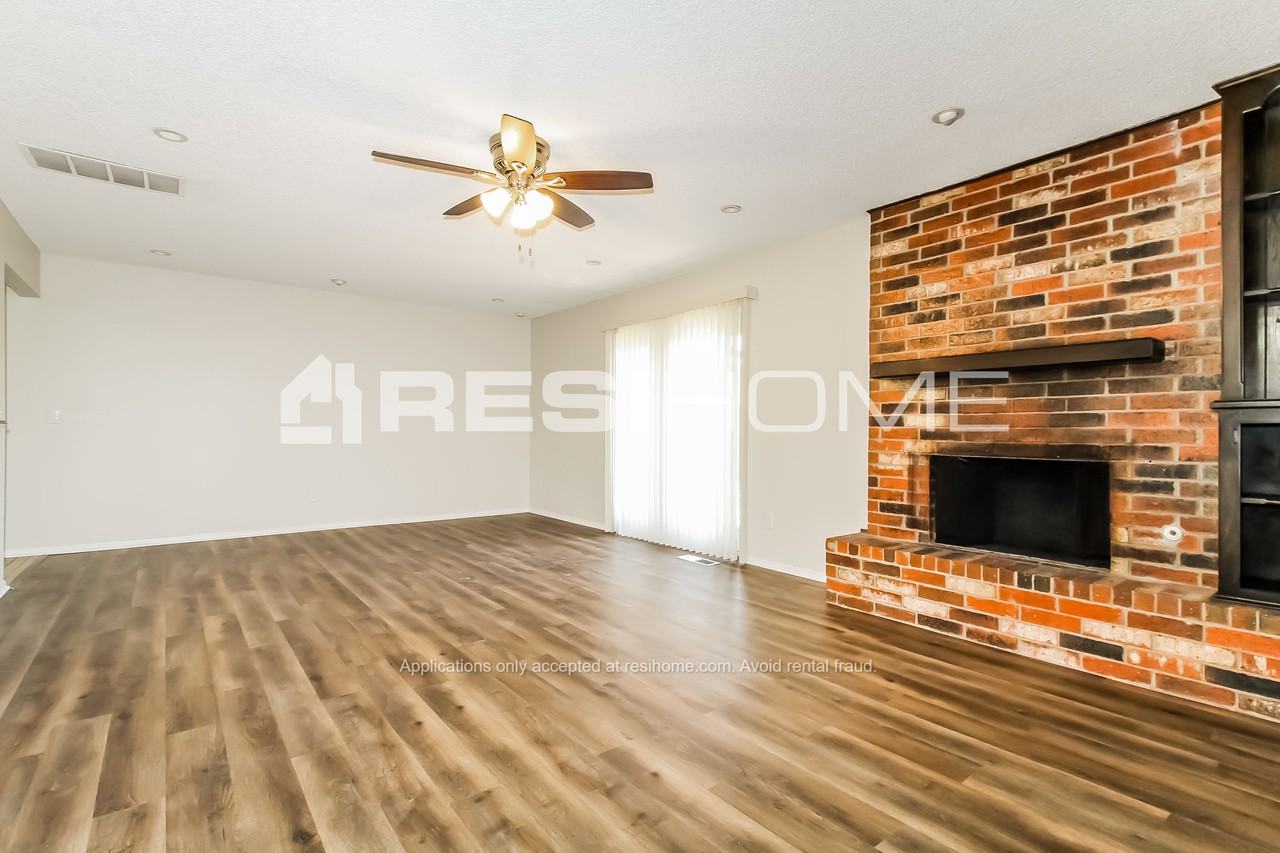 5005 Oak Manor Dr - Photo 3 of 18