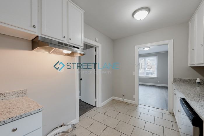 2411 Woodlawn St - Photo 3 of 16