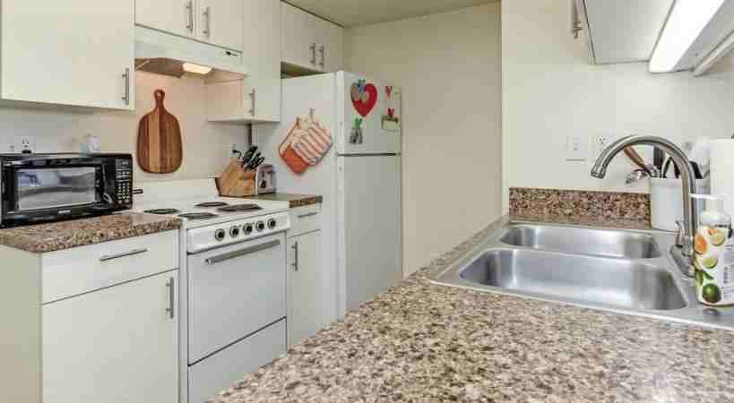 1099 S Dale St - Photo 6 of 22