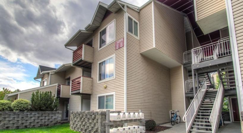 1099 S Dale St - Photo 3 of 22