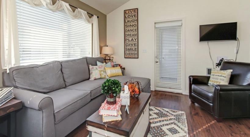 1099 S Dale St - Photo 5 of 22