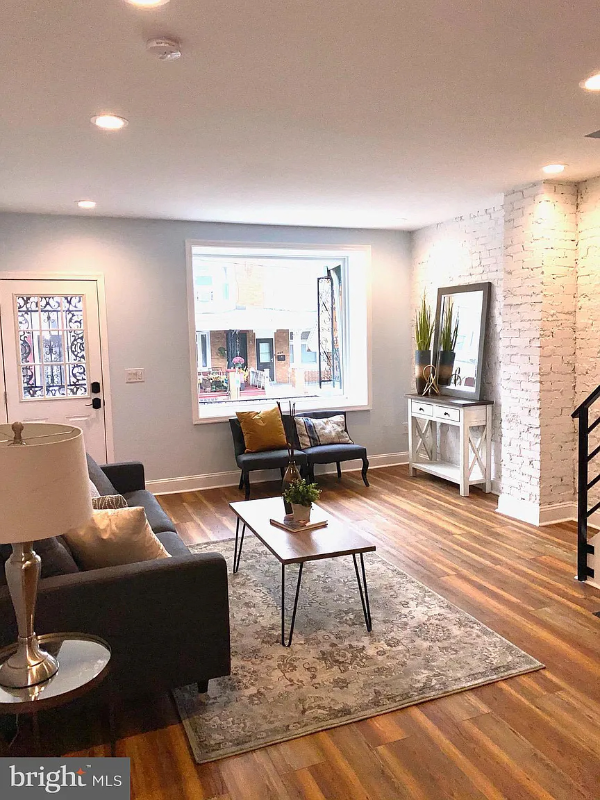 629 S Yewdall St - Photo 3 of 15