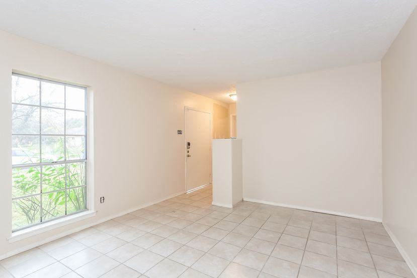 303 Chelsea Ln - Photo 3 of 7