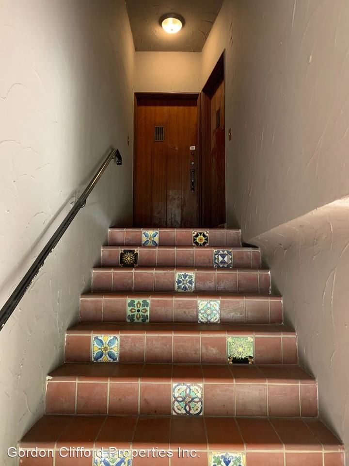 3026 Baker St - Photo 3 of 20