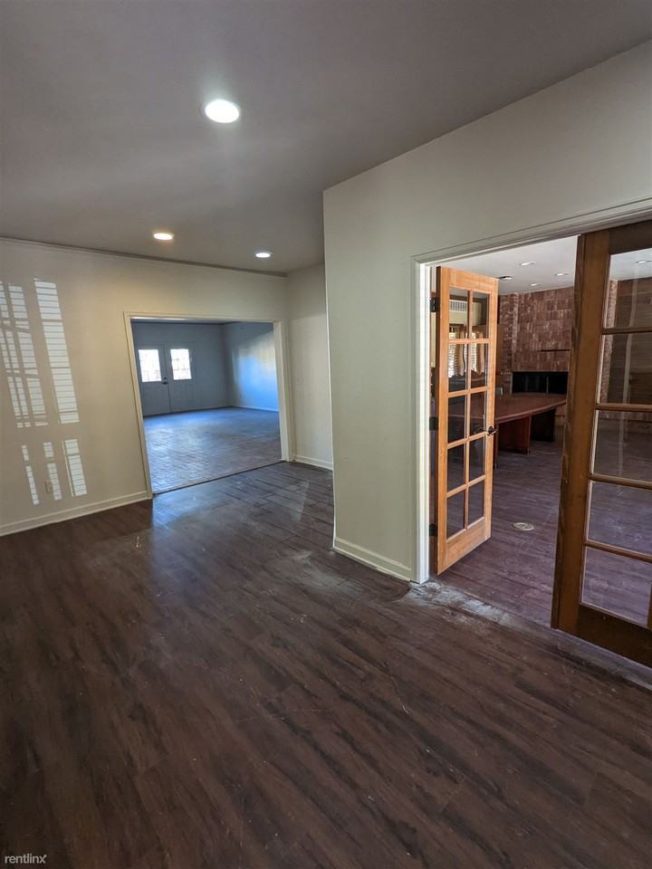 1300 Baystone Dr - Photo 2 of 10