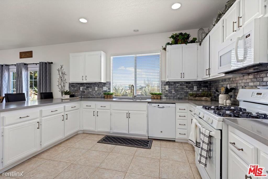 719 W Avenue Q10 - Photo 3 of 8