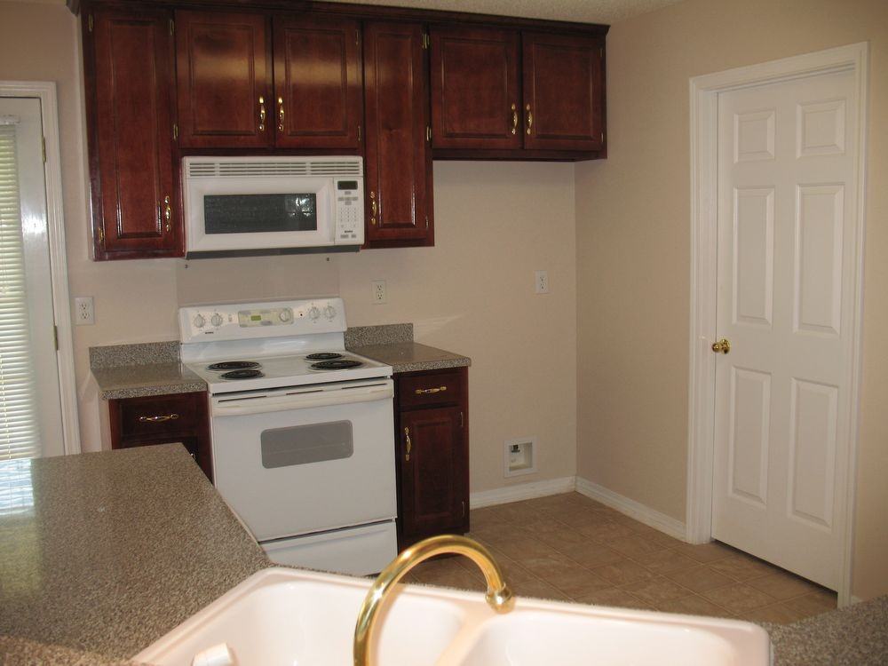 1748 Donham Dr - Photo 3 of 5