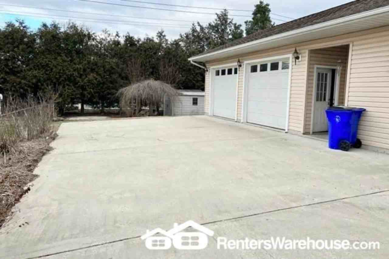 611 Biggs Ave - Photo 3 of 30