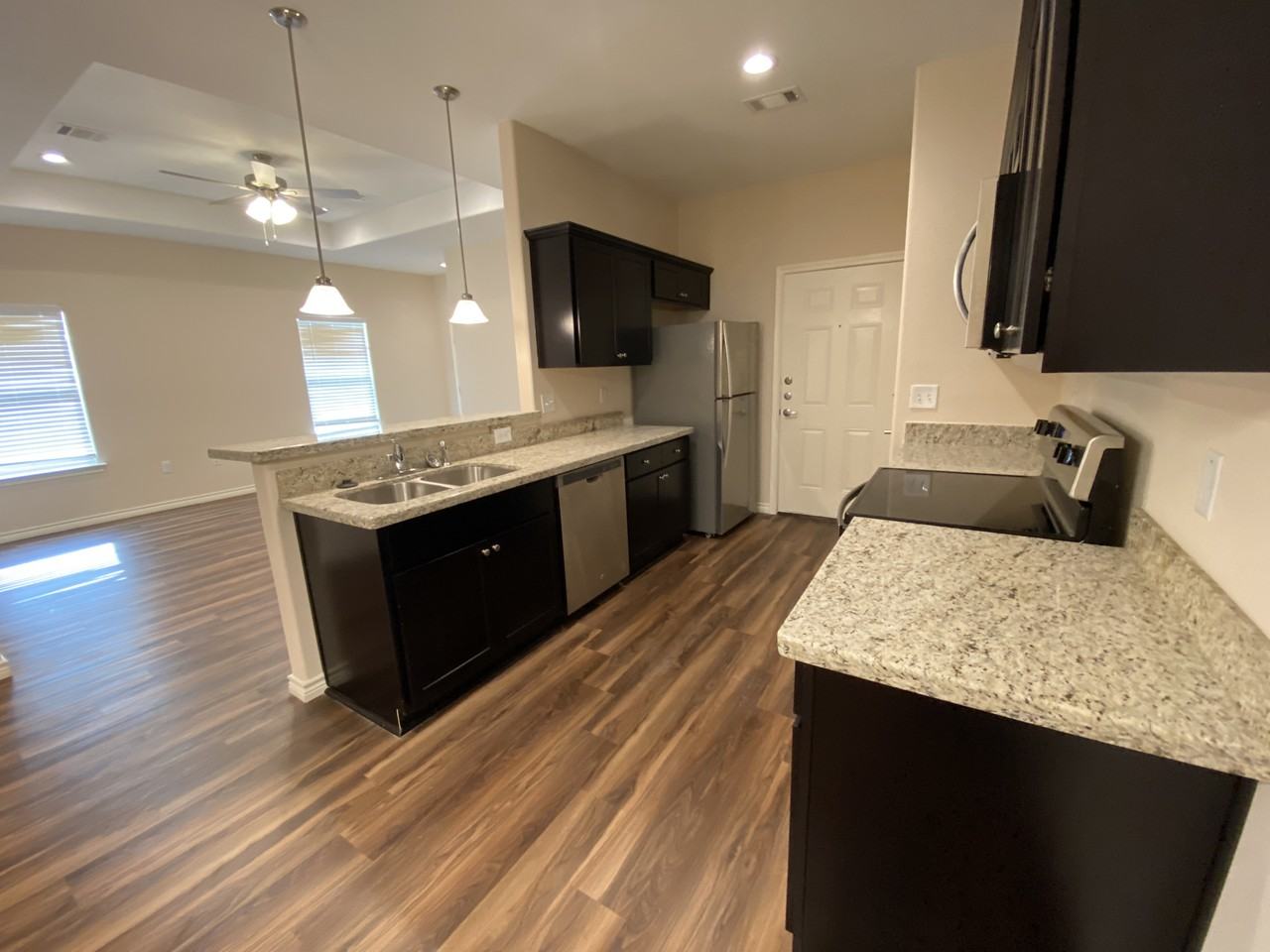 715 Uvalde St - Photo 3 of 7