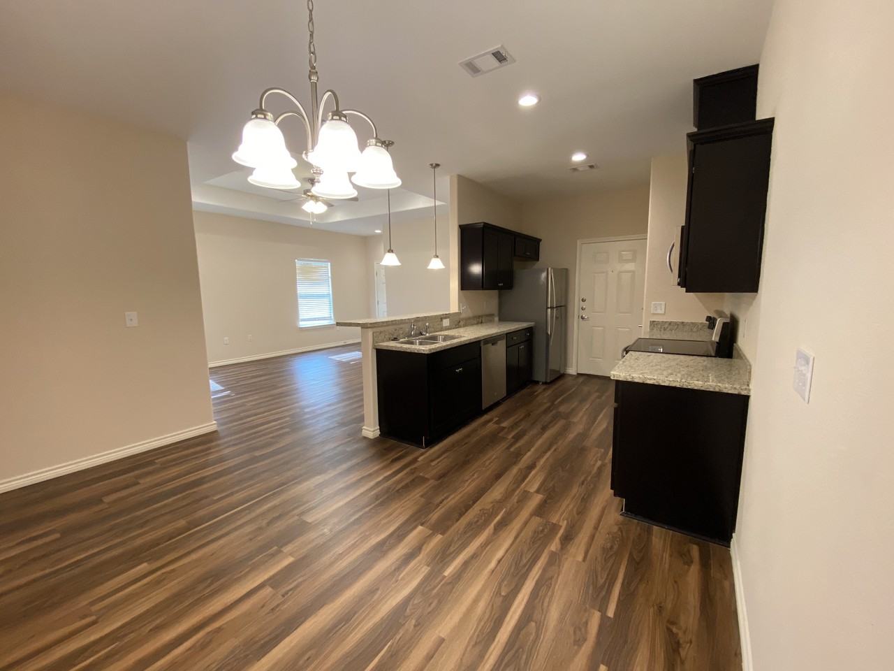 631 Commerce St - Photo 2 of 7