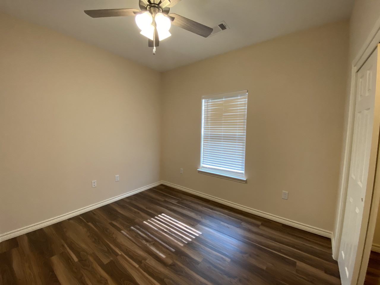 631 Commerce St - Photo 5 of 7