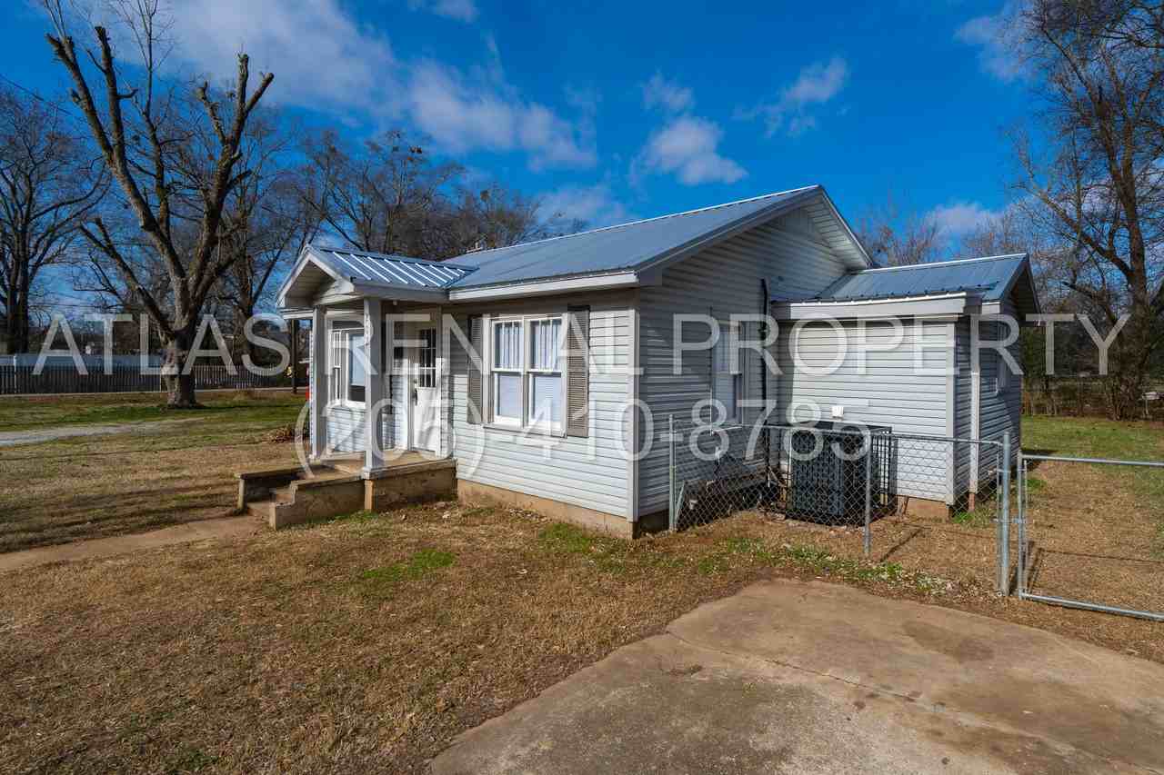 202 Oak St - Photo 2 of 21