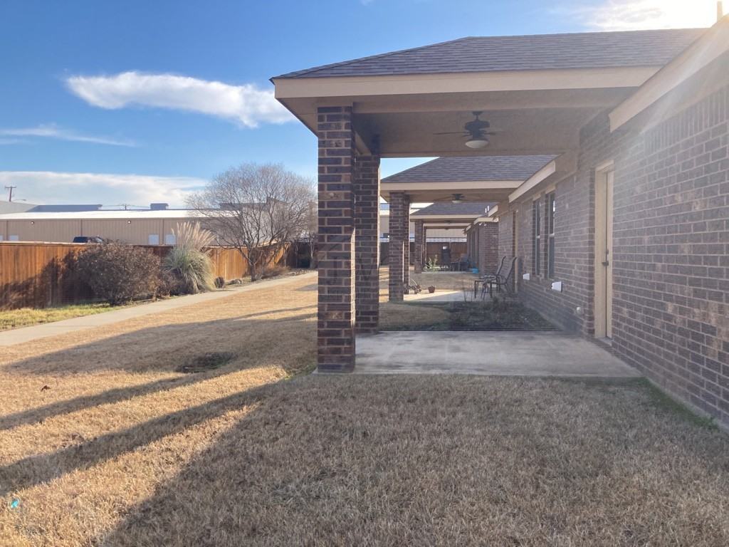 905 Safari Dr - Photo 2 of 16