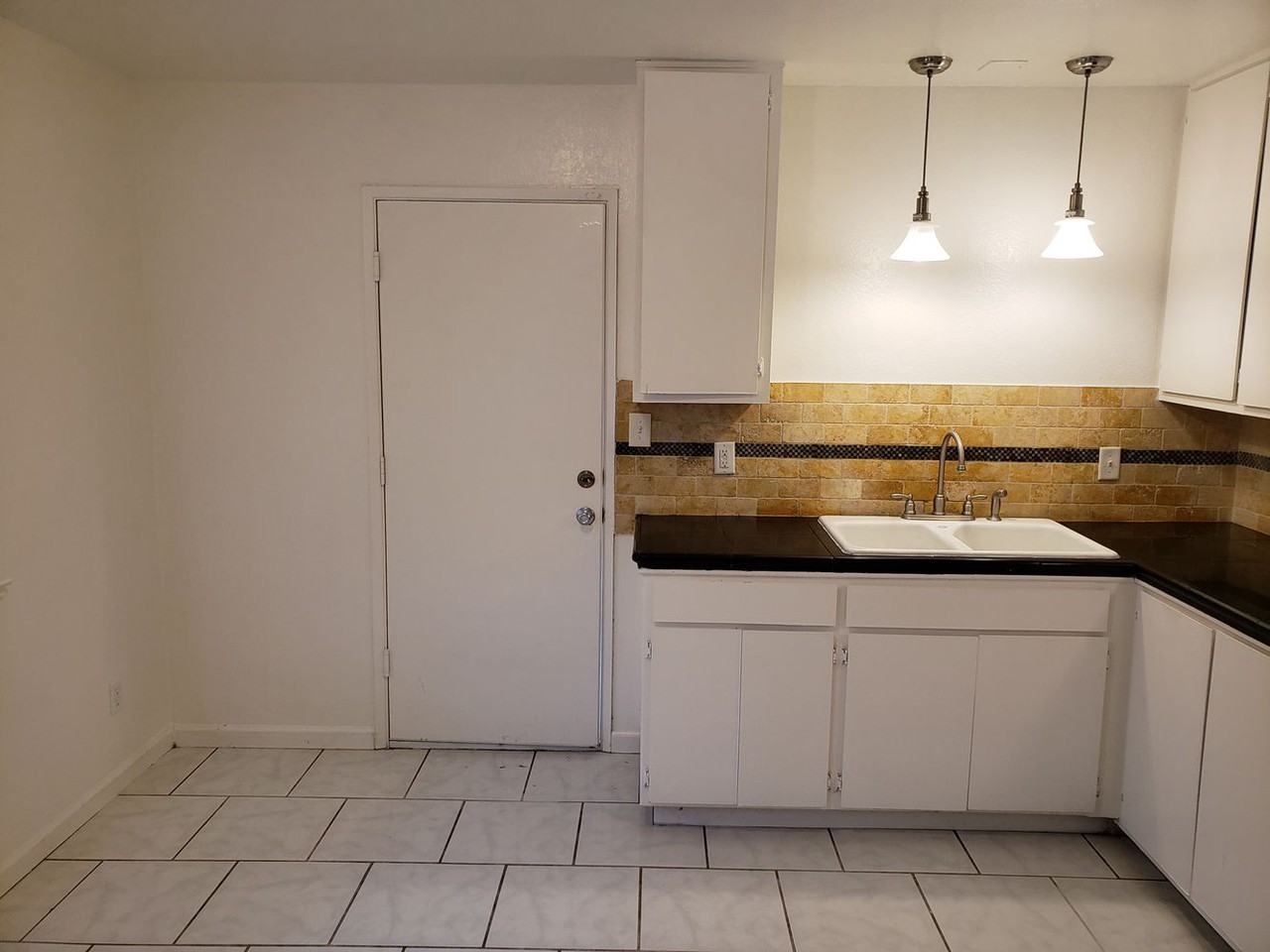 1137 Meadowview Dr - Photo 3 of 15