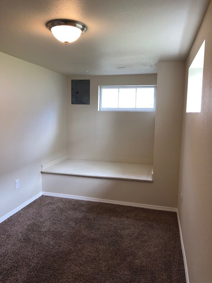 320 W Pine St - 320 1/2 #320-1-2 - Photo 3 of 7