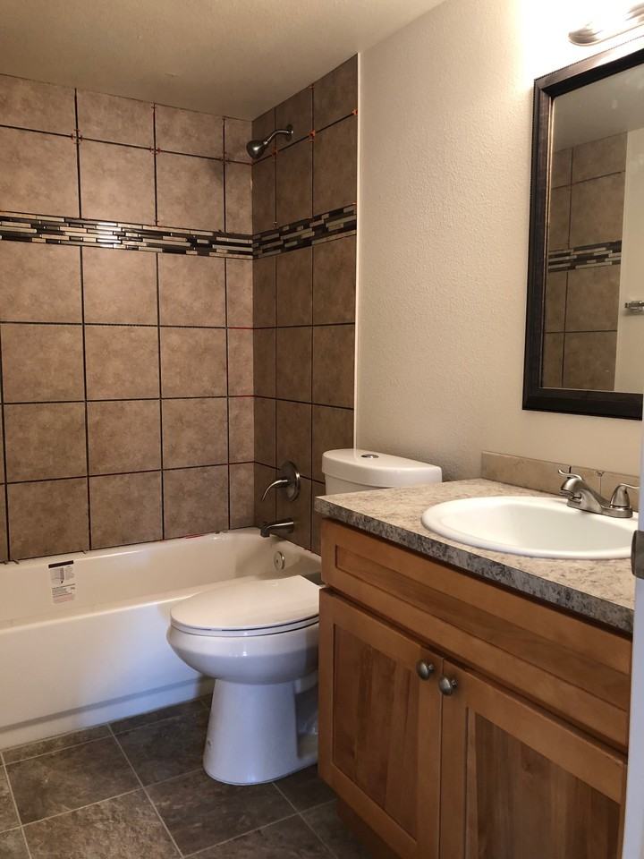 320 W Pine St - 320 1/2 #320-1-2 - Photo 4 of 7