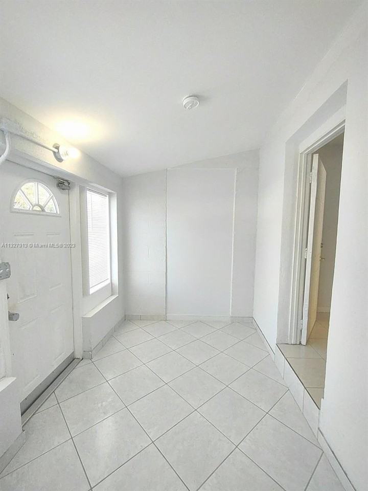 600 Sw 10th St #600 - Photo 2 of 8