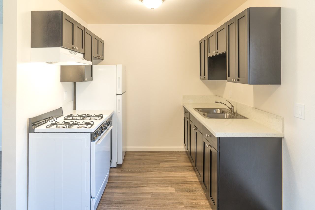 The Pines Apartments - Photo 3 of 10