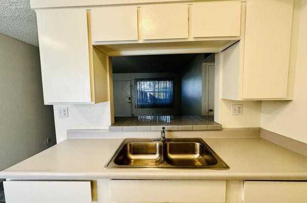 808 East 10th Street - Photo 3 of 5