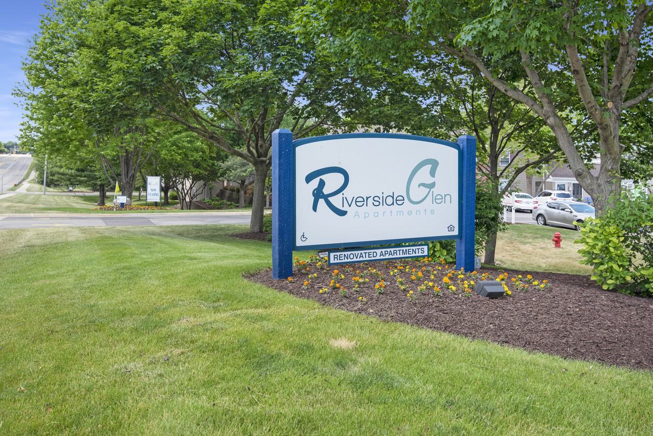Riverside Glen Apartments 1905 W Riverside Blvd, Rockford, IL 61103