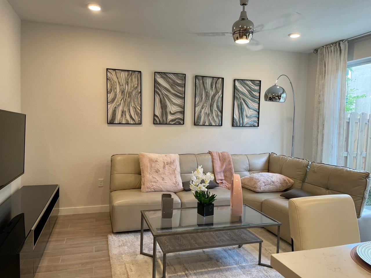2423 Southeast 11th Street - Photo 3 of 20