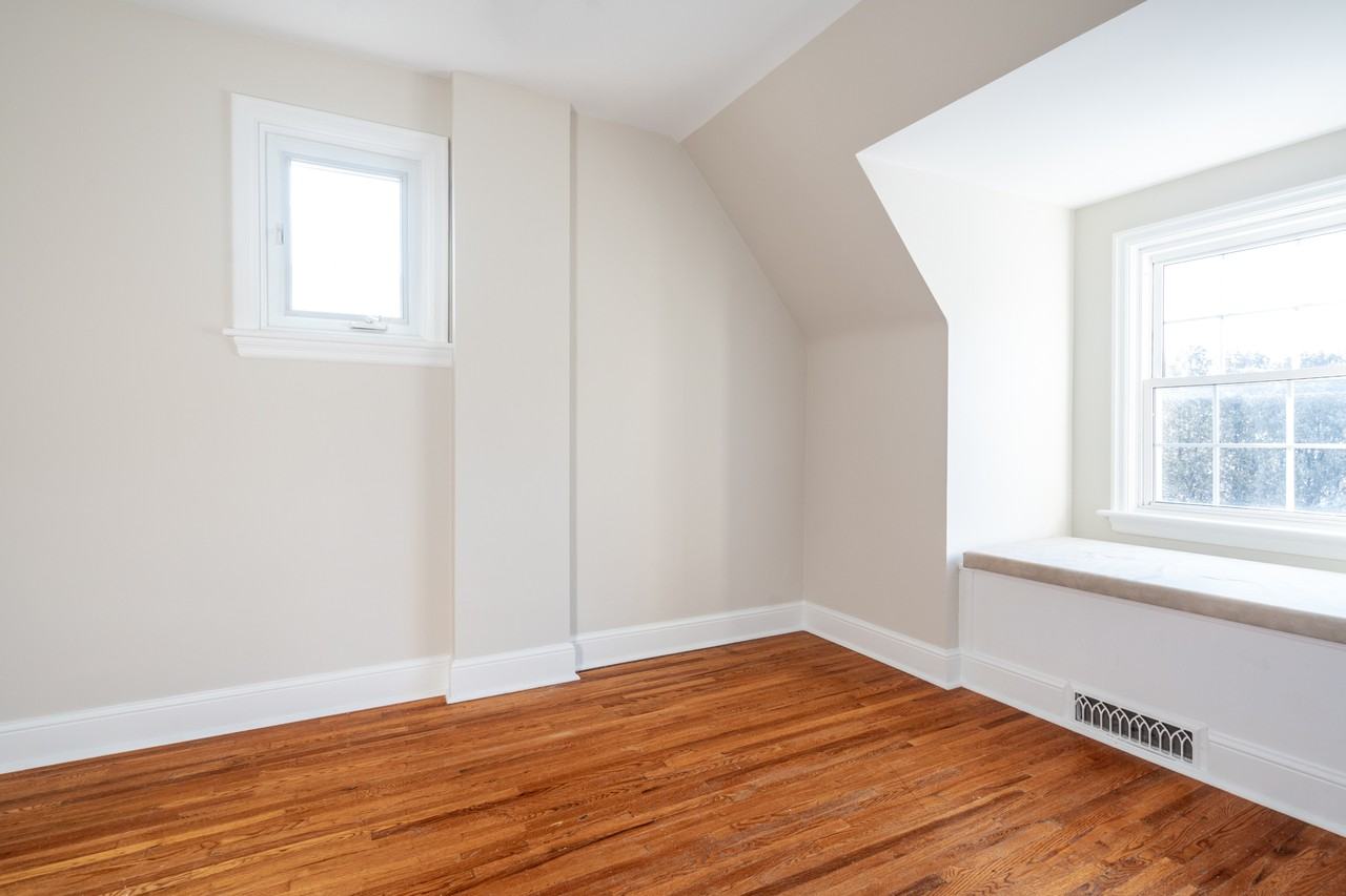 129 Bond Street North - Photo 3 of 29