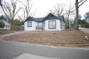 featured image of 221 N Sanders St #1