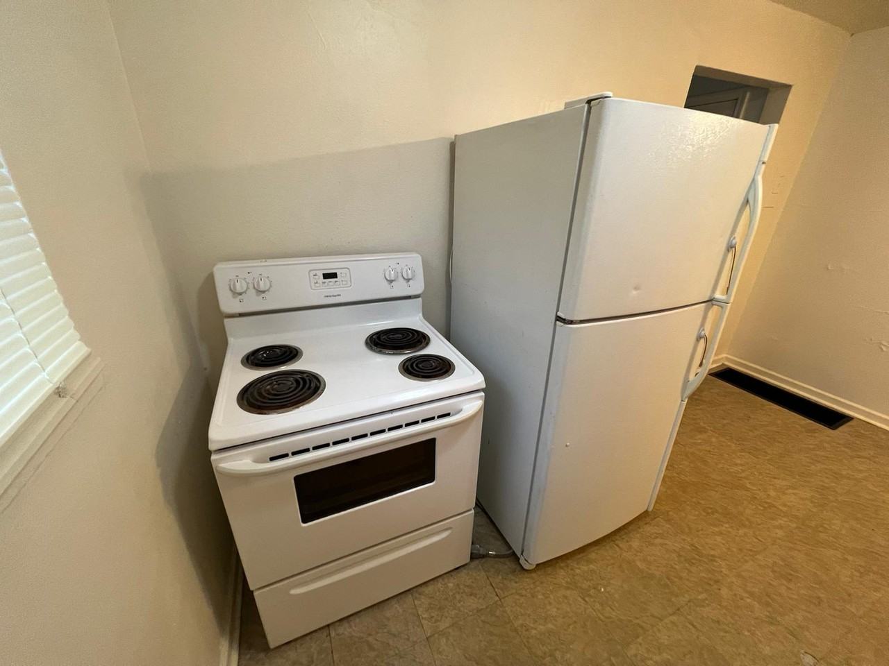 246 Basswood Ave #4 - Photo 4 of 7