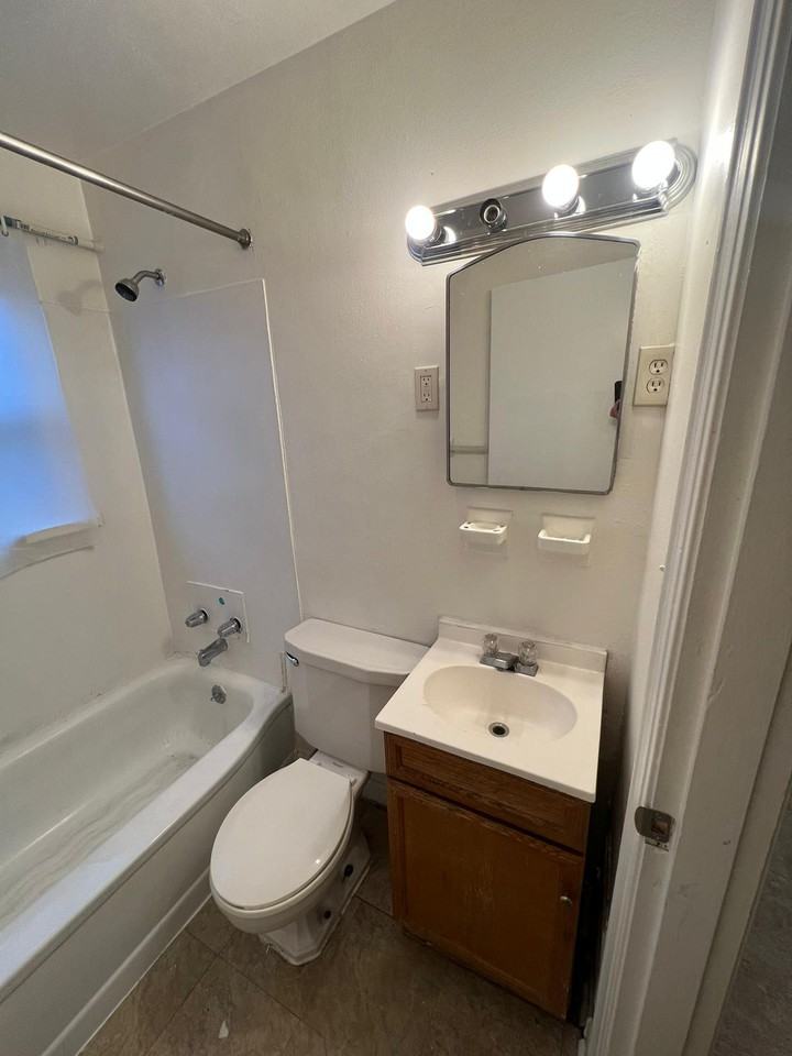 246 Basswood Ave #4 - Photo 7 of 7