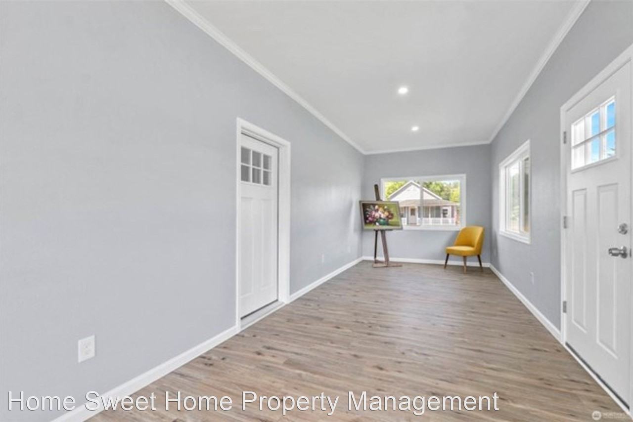 219 N Division St - Photo 3 of 23