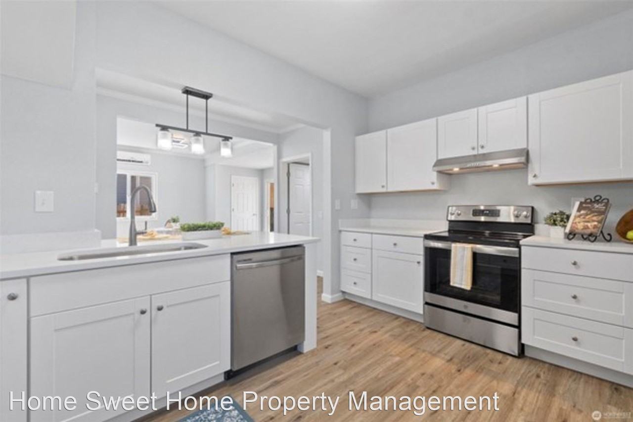 219 N Division St - Photo 2 of 23