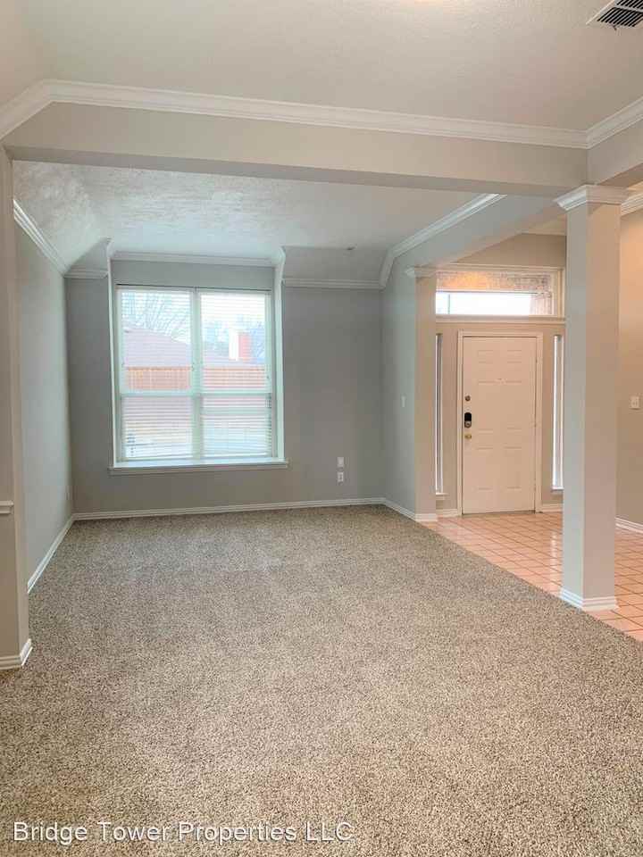 2218 Valley Creek Dr - Photo 2 of 14