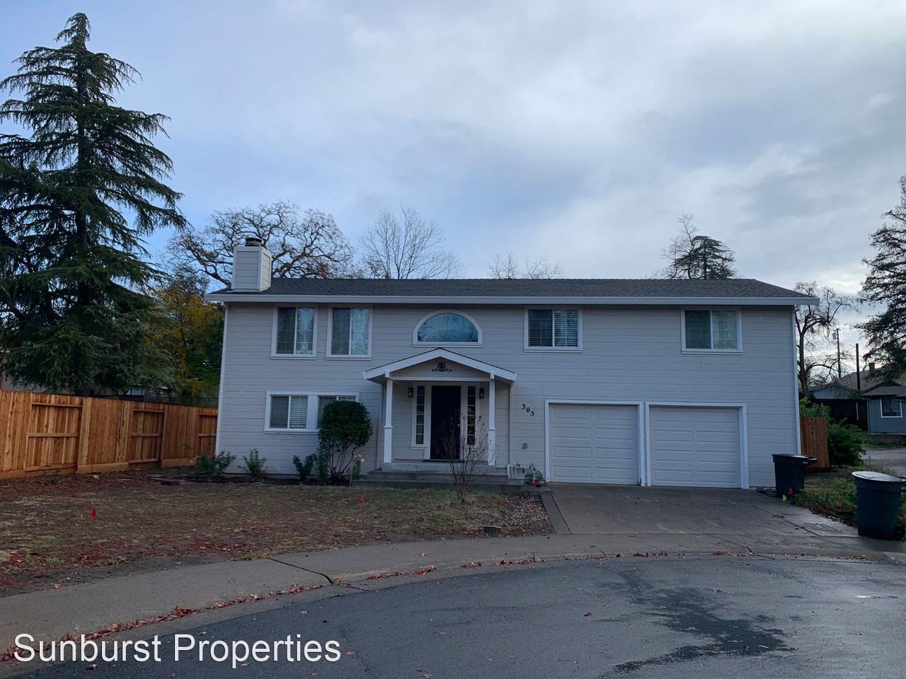 305 Castle Ct - Photo 2 of 34