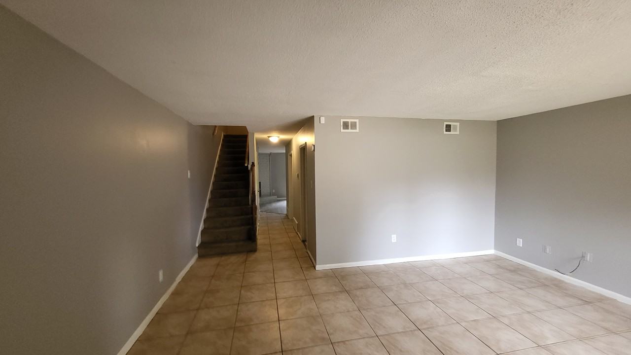 2087 Saint James Dr - Photo 3 of 6