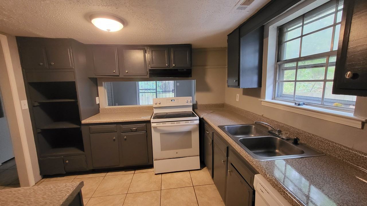 2087 Saint James Dr - Photo 2 of 6
