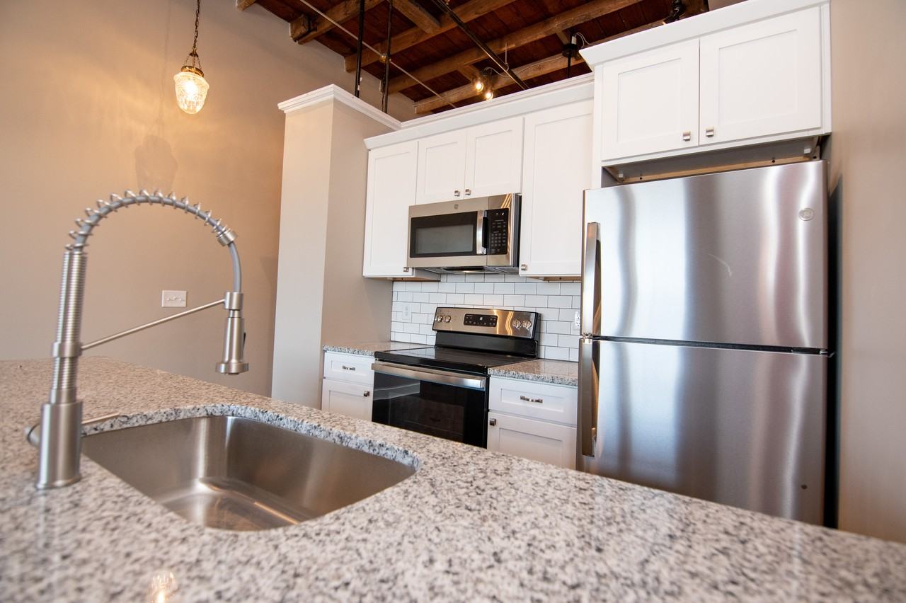 140 W Mountain St - Photo 2 of 9