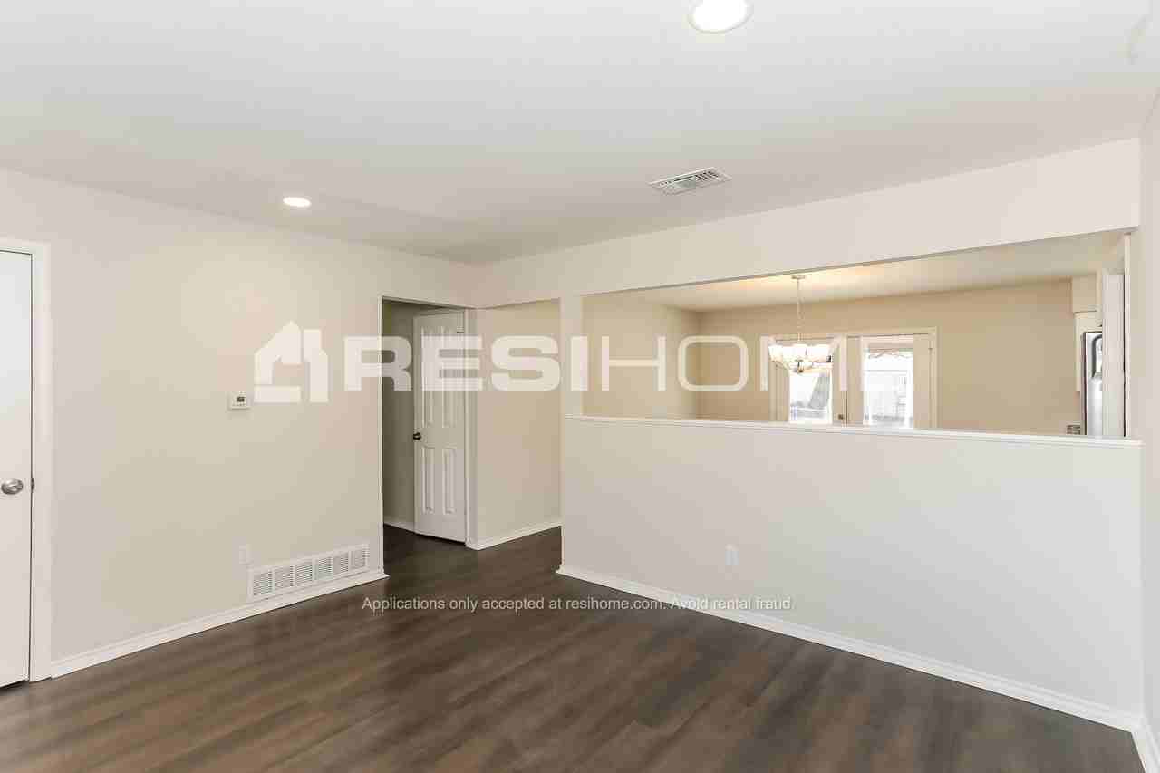 5816 Hanson Dr - Photo 3 of 18