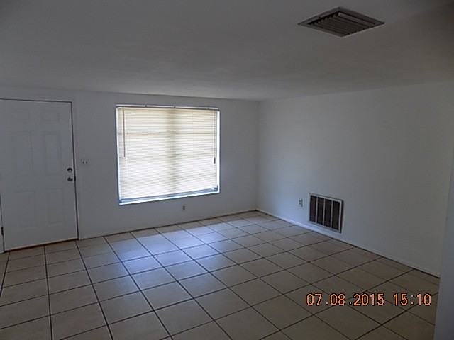 10830 Stamford Dr - Photo 2 of 9