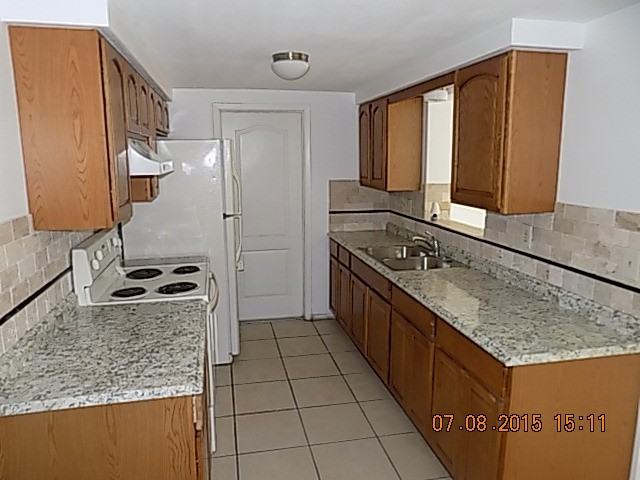 10830 Stamford Dr - Photo 3 of 9