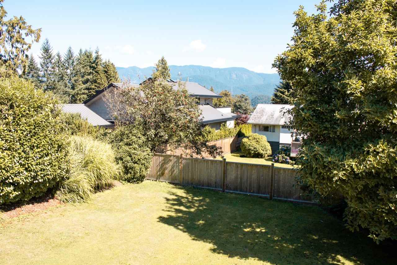 920 Huntingdon Crescent - Photo 3 of 26