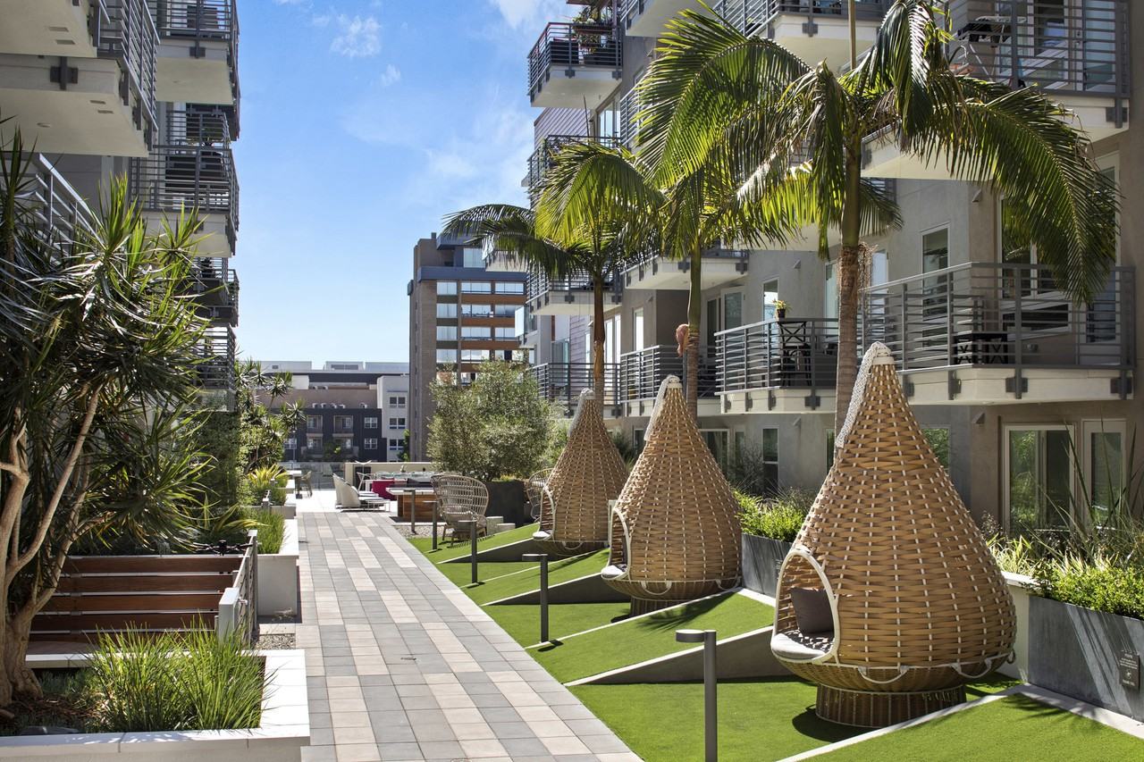 AMLI Park Broadway - Photo 2 of 50