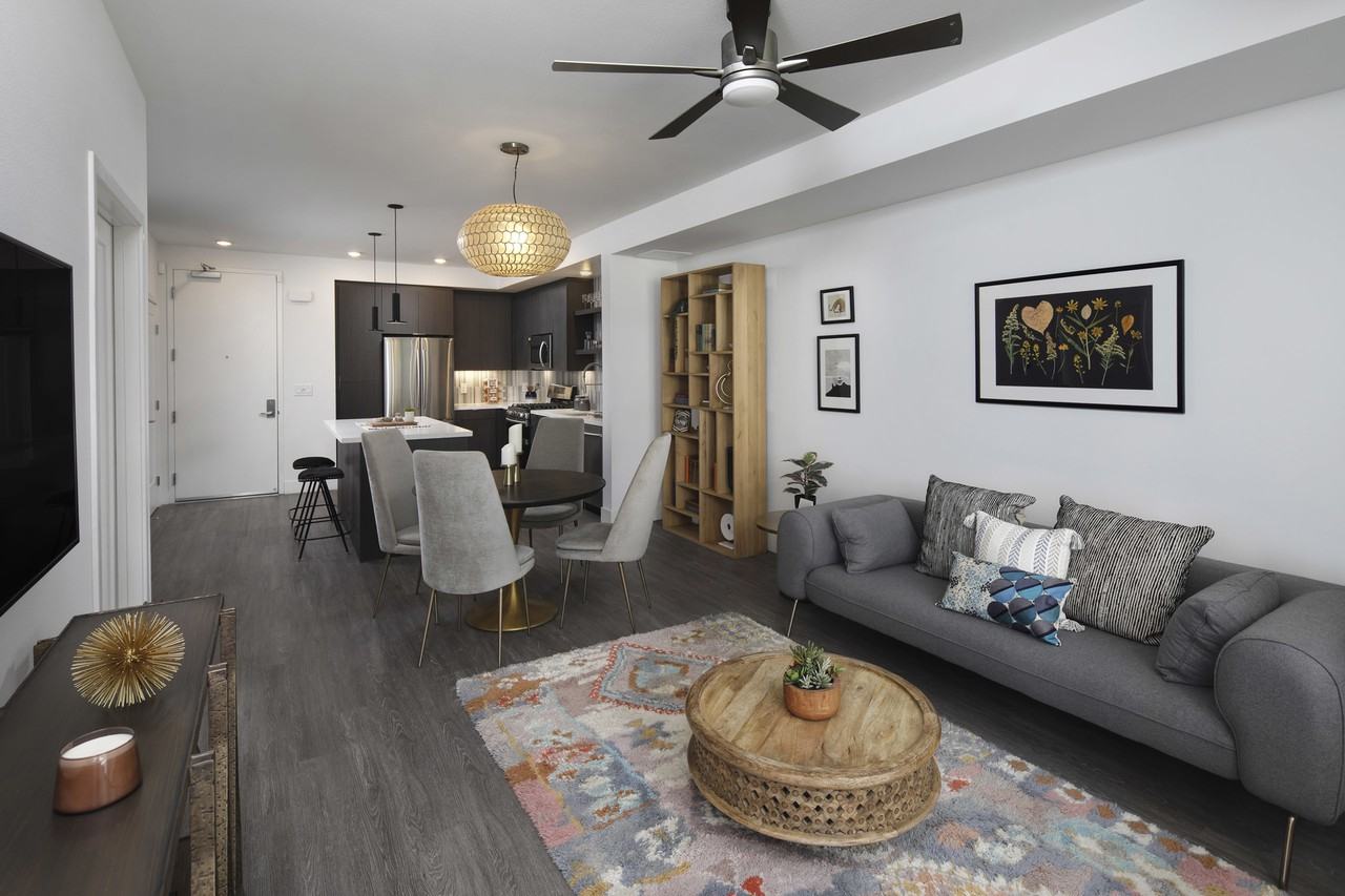 AMLI Park Broadway - Photo 5 of 50