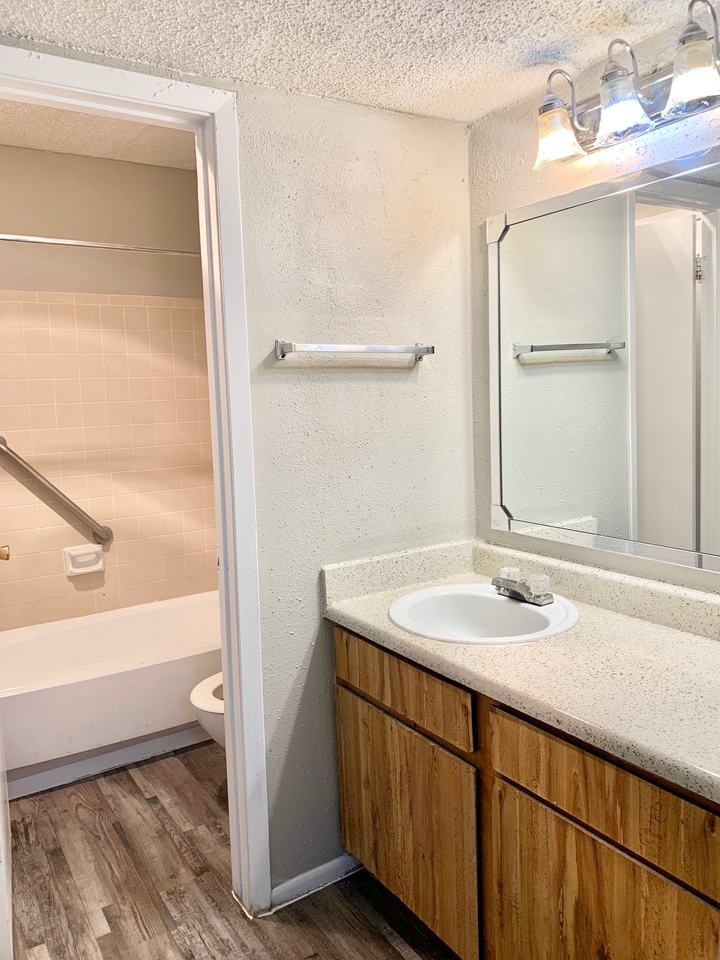 Bellaire Oak Ridge {20220718} - Photo 3 of 42